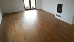 Dřevěná podlaha dub Bronx se skvrnám odolným povrchem. Podlaha je vhodná i na podlahové vytápění. Další realizace na … –…
