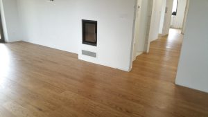 Dřevěná podlaha dub Bronx se skvrnám odolným povrchem. Podlaha je vhodná i na podlahové vytápění. Další realizace na …