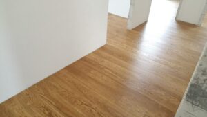 Dřevěná podlaha dub Bronx se skvrnám odolným povrchem. Podlaha je vhodná i na podlahové vytápění. Další realizace na … –…