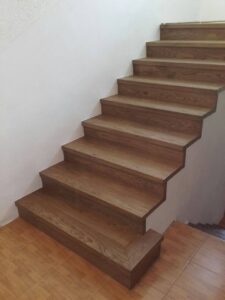 Dřevěný obklad betonového schodiště v rodinném domu. Dodáváme do 2-4 týdnů od objednání. Informace na tel. 777 225 511 –…