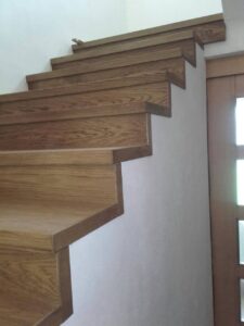 Dřevěný obklad betonového schodiště v rodinném domu. Dodáváme do 2-4 týdnů od objednání. Informace na tel. 777 225 511 –…