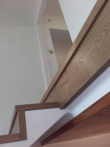 Dřevěný obklad betonového schodiště v rodinném domu. Dodáváme do 2-4 týdnů od objednání. Informace na tel. 777 225 511 –…