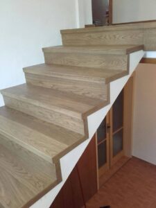 Dřevěný obklad betonového schodiště v rodinném domu. Dodáváme do 2-4 týdnů od objednání. Informace na tel. 777 225 511 –…
