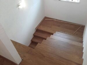 Dřevěný obklad betonového schodiště v rodinném domu. Dodáváme do 2-4 týdnů od objednání. Informace na tel. 777 225 511 –…