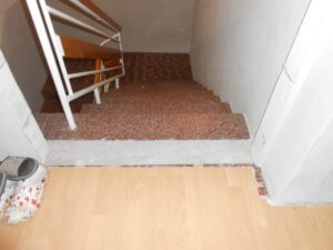 Dřevěný obklad betonového schodiště v rodinném domu. Dodáváme do 2-4 týdnů od objednání. Informace na tel. 777 225 511 –…