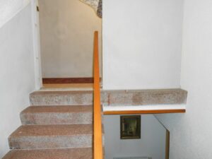 Dřevěný obklad betonového schodiště v rodinném domu. Dodáváme do 2-4 týdnů od objednání. Informace na tel. 777 225 511 –…