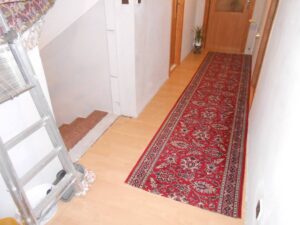 Dřevěný obklad betonového schodiště v rodinném domu. Dodáváme do 2-4 týdnů od objednání. Informace na tel. 777 225 511 –…