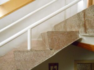 Dřevěný obklad betonového schodiště v rodinném domu. Dodáváme do 2-4 týdnů od objednání. Informace na tel. 777 225 511 –…