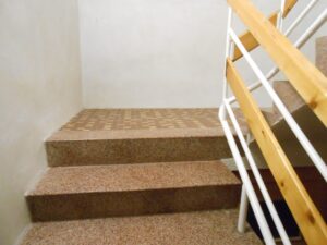 Dřevěný obklad betonového schodiště v rodinném domu. Dodáváme do 2-4 týdnů od objednání. Informace na tel. 777 225 511 –…