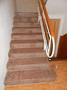Dřevěný obklad betonového schodiště v rodinném domu. Dodáváme do 2-4 týdnů od objednání. Informace na tel. 777 225 511 –…