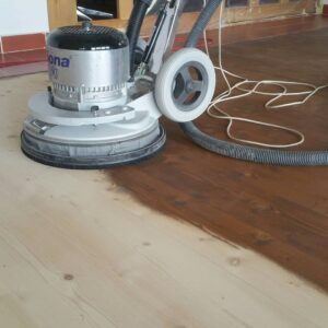 Kartáčování dřevěné smrkové podlahy na horské chatě v Krkonoších. Renovujeme dřevěné podlahy kartáčováním s povrchovo… –…