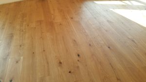Dřevěná kartáčovaná podlaha Dub přírodní rustik, šířka prkna 190 mm, povrchová úprava vodě a skvrnám odolný olej. Rea… –…