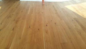 Dřevěná kartáčovaná podlaha Dub přírodní rustik, šířka prkna 190 mm, povrchová úprava vodě a skvrnám odolný olej. Rea… –…