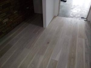Dřevěná podlaha Exclusive floors Dub přírodní rustik s voděodolnou ochranou. Dřevěné podlahy máme skladem. Akční ceny… –…