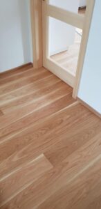 Dřevěná podlaha Exclusive floors Dub přírodní rustik s voděodolnou ochranou. Dřevěné podlahy máme skladem. Akční ceny… –…