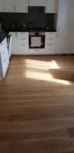Dřevěná podlaha Exclusive floors Dub přírodní rustik s voděodolnou ochranou. Dřevěné podlahy máme skladem. Akční ceny… –…