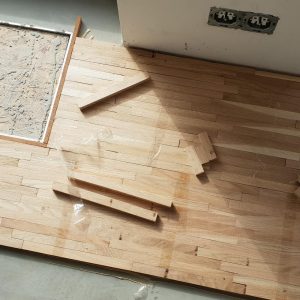 Pokládka dřevěné kantovky… – fotka 2 z realizace Exclusive Floors