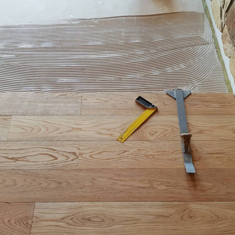 Pokládka dřevěné podlahy Exclusive floors dub bělený v rodinném domu. Pokládka dřevěné podlahy na dlažbu, penetrace P… –…