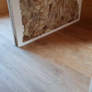 Pokládka dřevěné podlahy Exclusive floors dub bělený v rodinném domu. Pokládka dřevěné podlahy na dlažbu, penetrace P… –…
