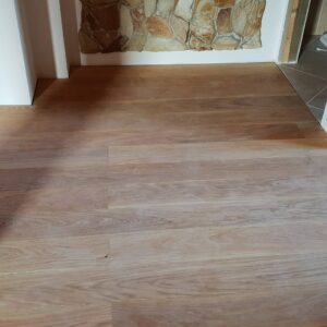 Pokládka dřevěné podlahy Exclusive floors dub bělený v rodinném domu. Pokládka dřevěné podlahy na dlažbu, penetrace P… –…