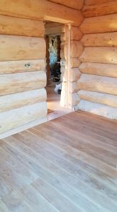 Dřevěné podlahy Exclusive floors zvládnou i rozlité červené víno a další rozlité tekutiny. Podívejte se na video test.