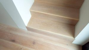 Dřevěné obložení schodiště dub bělený. Realizujeme zakázky po celé ČR. Online poptávky na obložení schodiště najdete … –…