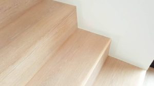 Dřevěné obložení schodiště dub bělený. Realizujeme zakázky po celé ČR. Online poptávky na obložení schodiště najdete … –…