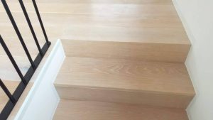 Dřevěné obložení schodiště dub bělený. Realizujeme zakázky po celé ČR. Online poptávky na obložení schodiště najdete … –…