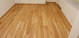 Pokládka dřevěné podlahy Dub přírodní elegant v bytovém domě v Praze. Každému našemu zákazníkovi přidáváme další vrst… –…