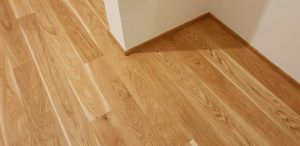 Pokládka dřevěné podlahy Dub přírodní elegant v bytovém domě v Praze. Každému našemu zákazníkovi přidáváme další vrst… –…