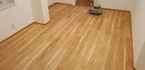 Pokládka dřevěné podlahy Dub přírodní elegant v bytovém domě v Praze. Každému našemu zákazníkovi přidáváme další vrst… –…