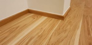 Pokládka dřevěné podlahy Dub přírodní elegant v bytovém domě v Praze. Každému našemu zákazníkovi přidáváme další vrst… –…