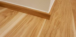 Pokládka dřevěné podlahy Dub přírodní elegant v bytovém domě v Praze. Každému našemu zákazníkovi přidáváme další vrst… –…