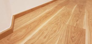 Pokládka dřevěné podlahy Dub přírodní elegant v bytovém domě v Praze. Každému našemu zákazníkovi přidáváme další vrst… –…