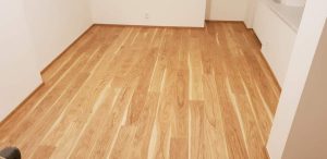 Pokládka dřevěné podlahy Dub přírodní elegant v bytovém domě v Praze. Každému našemu zákazníkovi přidáváme další vrst… –…