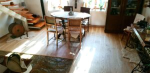 Dřevěné podlaha Dub přírodní elegant po montáži s nábytkem. – fotka 2 z realizace Exclusive Floors