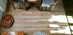 Dřevěné podlaha Dub přírodní elegant po montáži s nábytkem. – fotka 3 z realizace Exclusive Floors