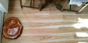 Dřevěné podlaha Dub přírodní elegant po montáži s nábytkem. – fotka 5 z realizace Exclusive Floors
