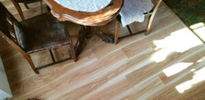 Dřevěné podlaha Dub přírodní elegant po montáži s nábytkem. – fotka 6 z realizace Exclusive Floors