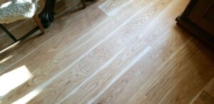 Dřevěné podlaha Dub přírodní elegant po montáži s nábytkem. – fotka 7 z realizace Exclusive Floors