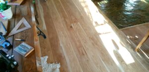 Dřevěné podlaha Dub přírodní elegant po montáži s nábytkem. – fotka 9 z realizace Exclusive Floors