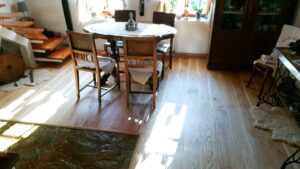 Dřevěné podlaha Dub přírodní elegant po montáži s nábytkem. – fotka 11 z realizace Exclusive Floors