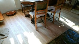 Dřevěné podlaha Dub přírodní elegant po montáži s nábytkem. – fotka 12 z realizace Exclusive Floors