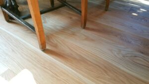 Dřevěné podlaha Dub přírodní elegant po montáži s nábytkem. – fotka 14 z realizace Exclusive Floors