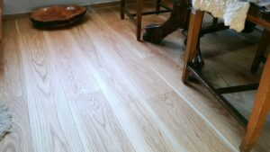 Dřevěné podlaha Dub přírodní elegant po montáži s nábytkem. – fotka 13 z realizace Exclusive Floors