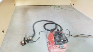 Příprava podkladu a pokládka dřevěné podlahy Dub hnědý medový. Betonová podlaha byla natřená barvou, která byla potře… –…