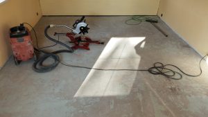 Příprava podkladu a pokládka dřevěné podlahy Dub hnědý medový. Betonová podlaha byla natřená barvou, která byla potře… –…