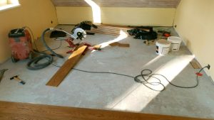 Příprava podkladu a pokládka dřevěné podlahy Dub hnědý medový. Betonová podlaha byla natřená barvou, která byla potře… –…