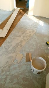 Příprava podkladu a pokládka dřevěné podlahy Dub hnědý medový. Betonová podlaha byla natřená barvou, která byla potře… –…