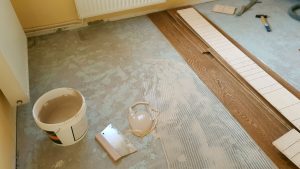Příprava podkladu a pokládka dřevěné podlahy Dub hnědý medový. Betonová podlaha byla natřená barvou, která byla potře… –…